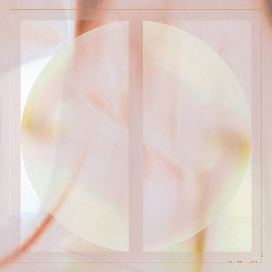 Delinor-carre-imprf-vue-entiere-Blush-silk-scarf