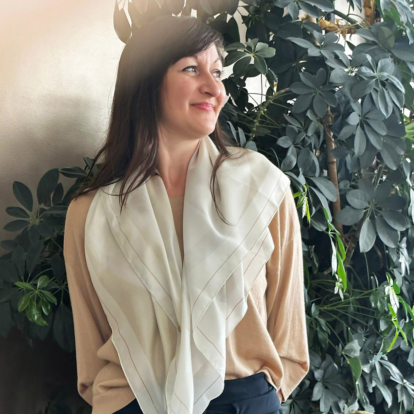 Delinor carre soie Rosa Pax blanc ocre 35in 90cm luxury custom ocre white silk scarf wear shoulder