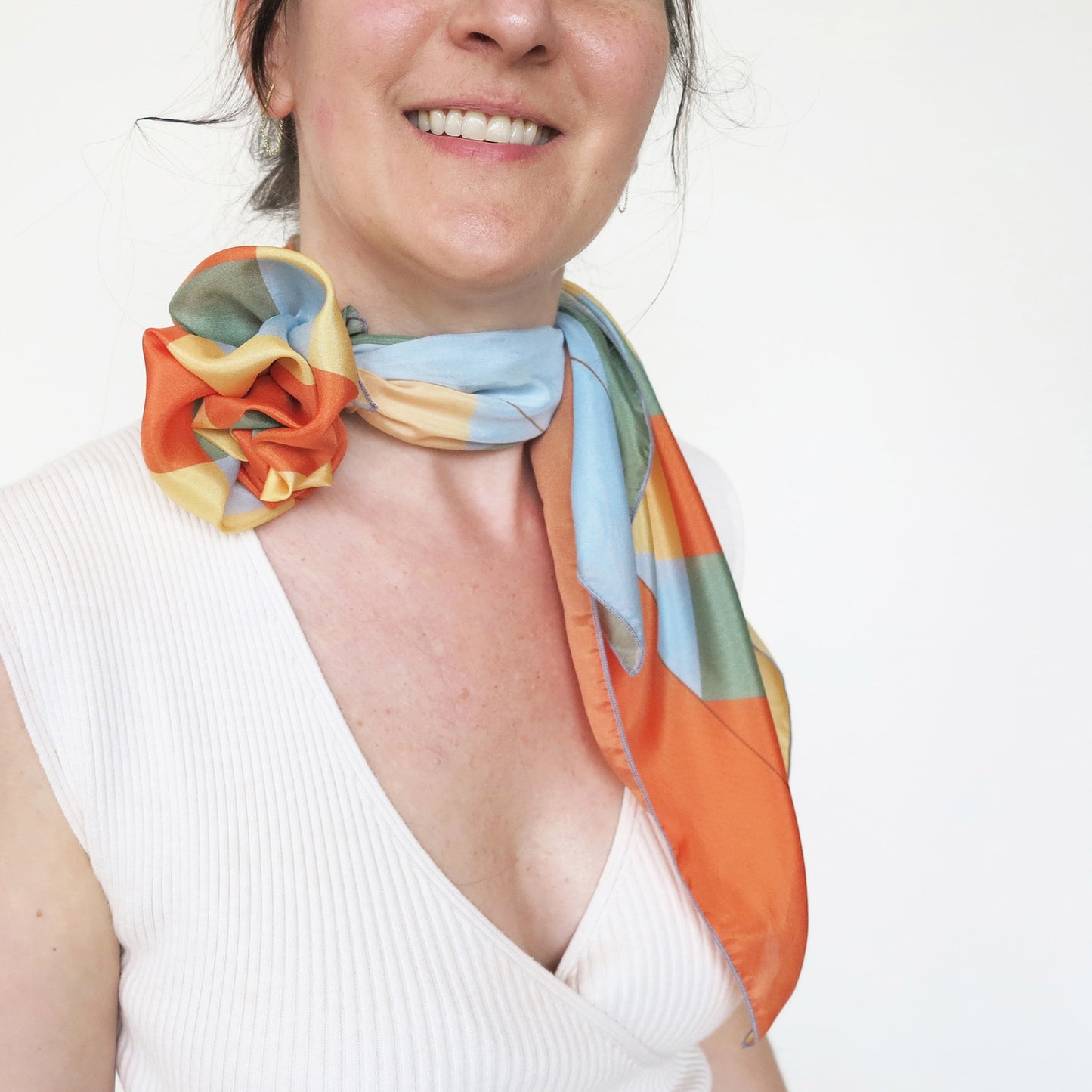 Delinor foulard soie La vie est belle vert 35in 90cm luxury green yellow blue silk scarf wear neck