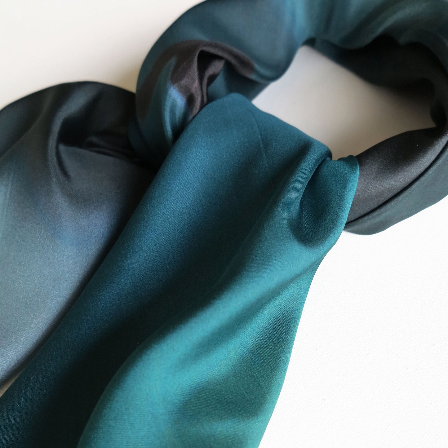 Delinor foulard soie Aera Iridis 50in 127cm luxury silk scarf how to wear it blue green Montreal