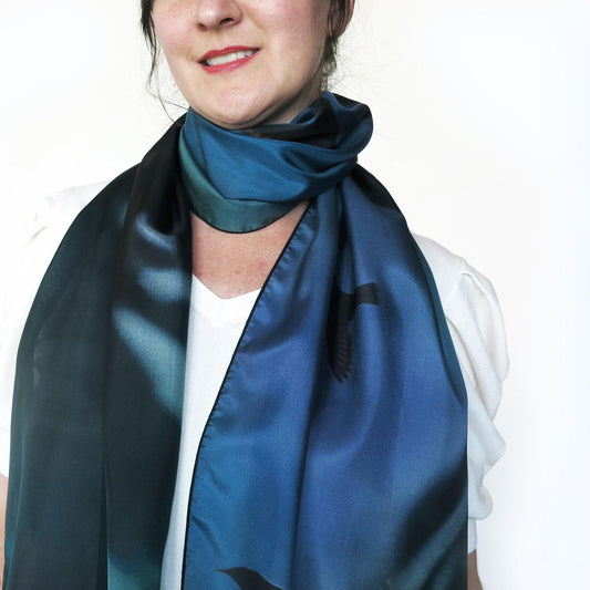 Delinor foulard soie Aera Noctis 16x72in 40x182cm luxury silk scarf how to wear it neck bleu Designed Montreal