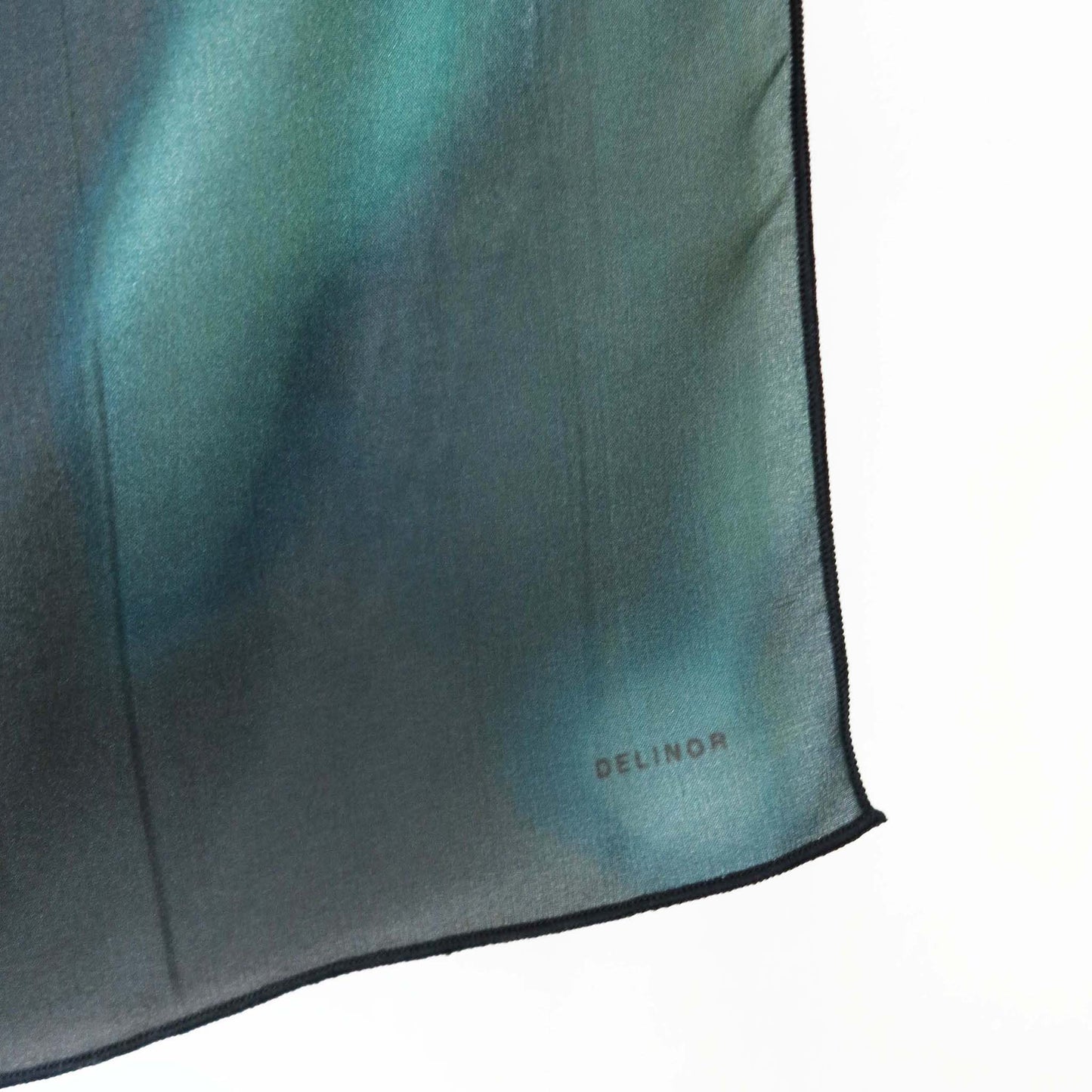 Delinor foulard soie Aera Noctis 16x72in 40x182cm luxury silk scarf logo bordure brodee finition Montreal