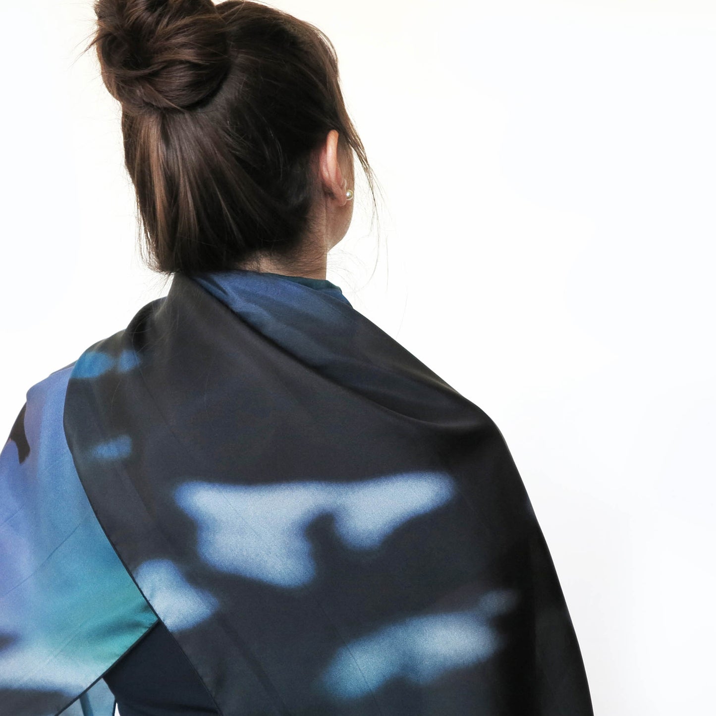 Delinor foulard soie Aera Noctis 16x72in 40x182cm luxury silk scarf how to wear it dark blue Designed Montreal