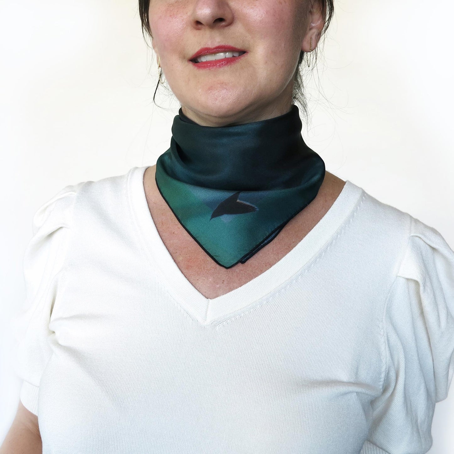 Delinor foulard soie Aera Noctis Petit 16in 40cm luxury silk scarf how to wear it neck bird green Design Montreal