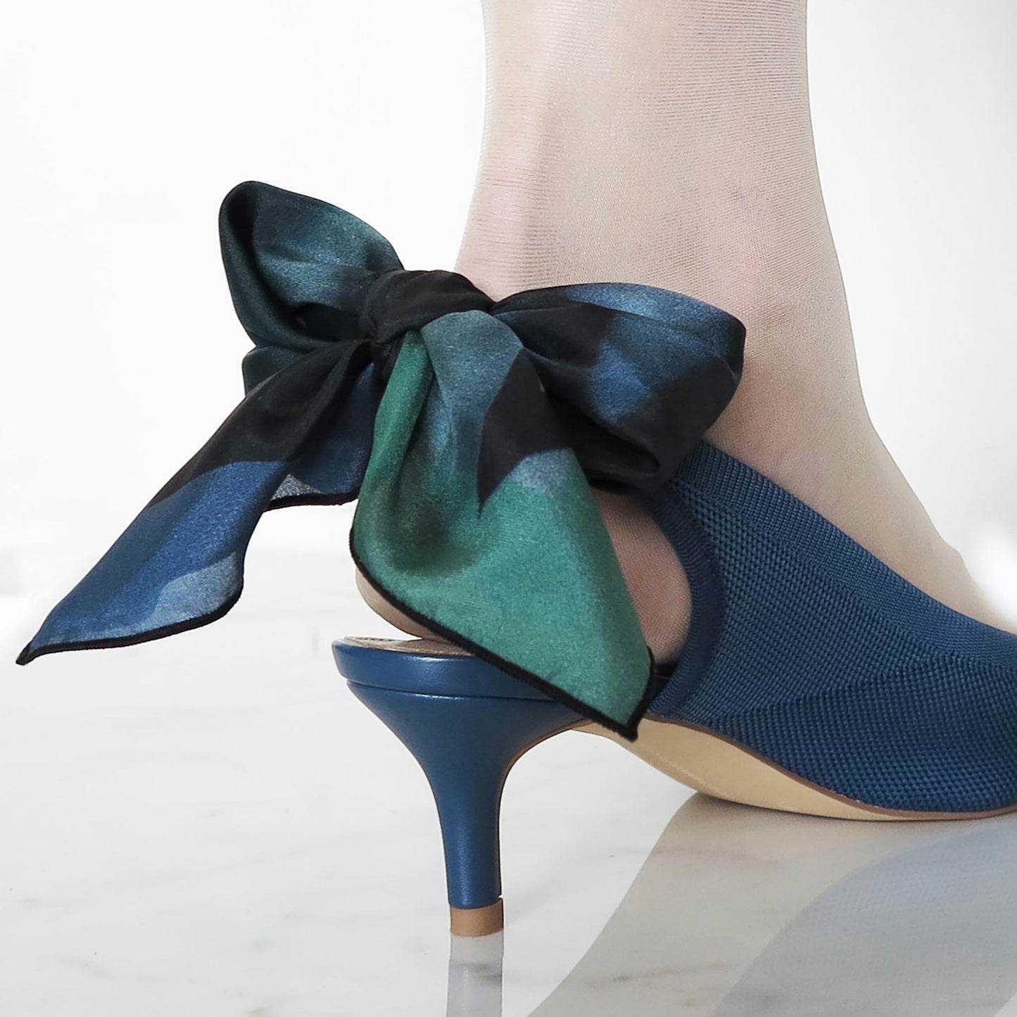Delinor foulard soie Aera Noctis Petit 16in 40cm luxury silk scarf how to wear it shoe bow Designed Montreal