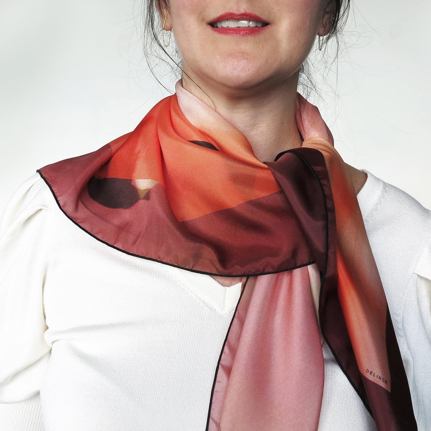 Delinor foulard soie Aera Rosella 35in 90cm luxury silk scarf how to wear it neck oxblood red
