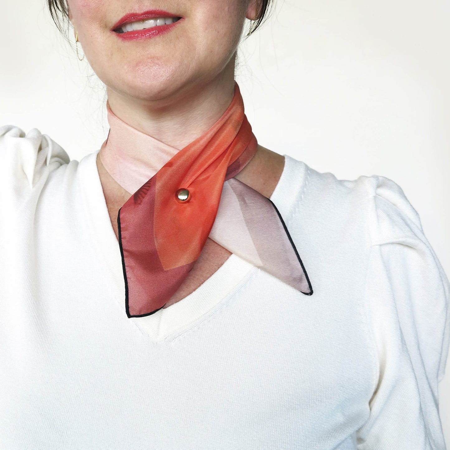 Delinor foulard soie Aera Rosella Petit 16in 40cm luxury silk scarf how to wear it neck aimant rouge Designed Montreal