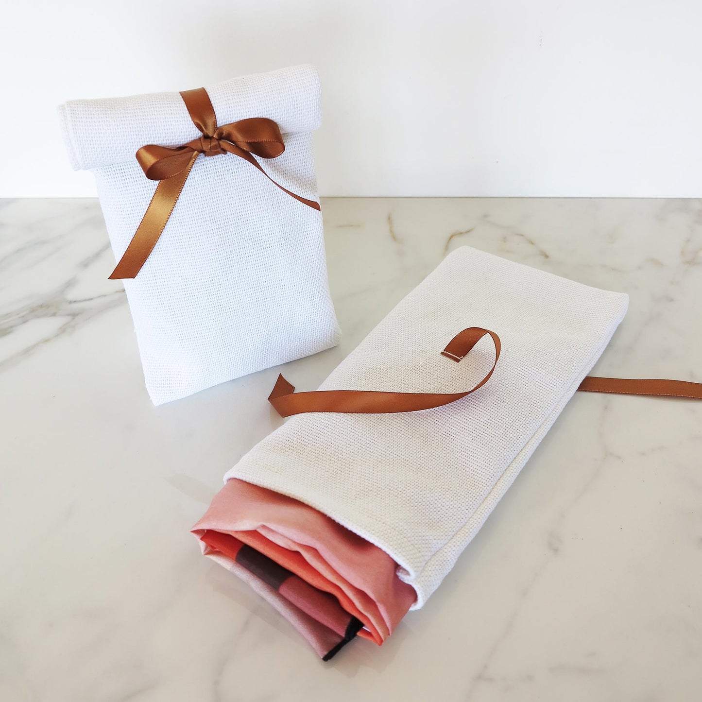 Delinor foulard soie Aera Rosella 35in 90cm luxury silk scarf emballage gift wrap cotton coton white