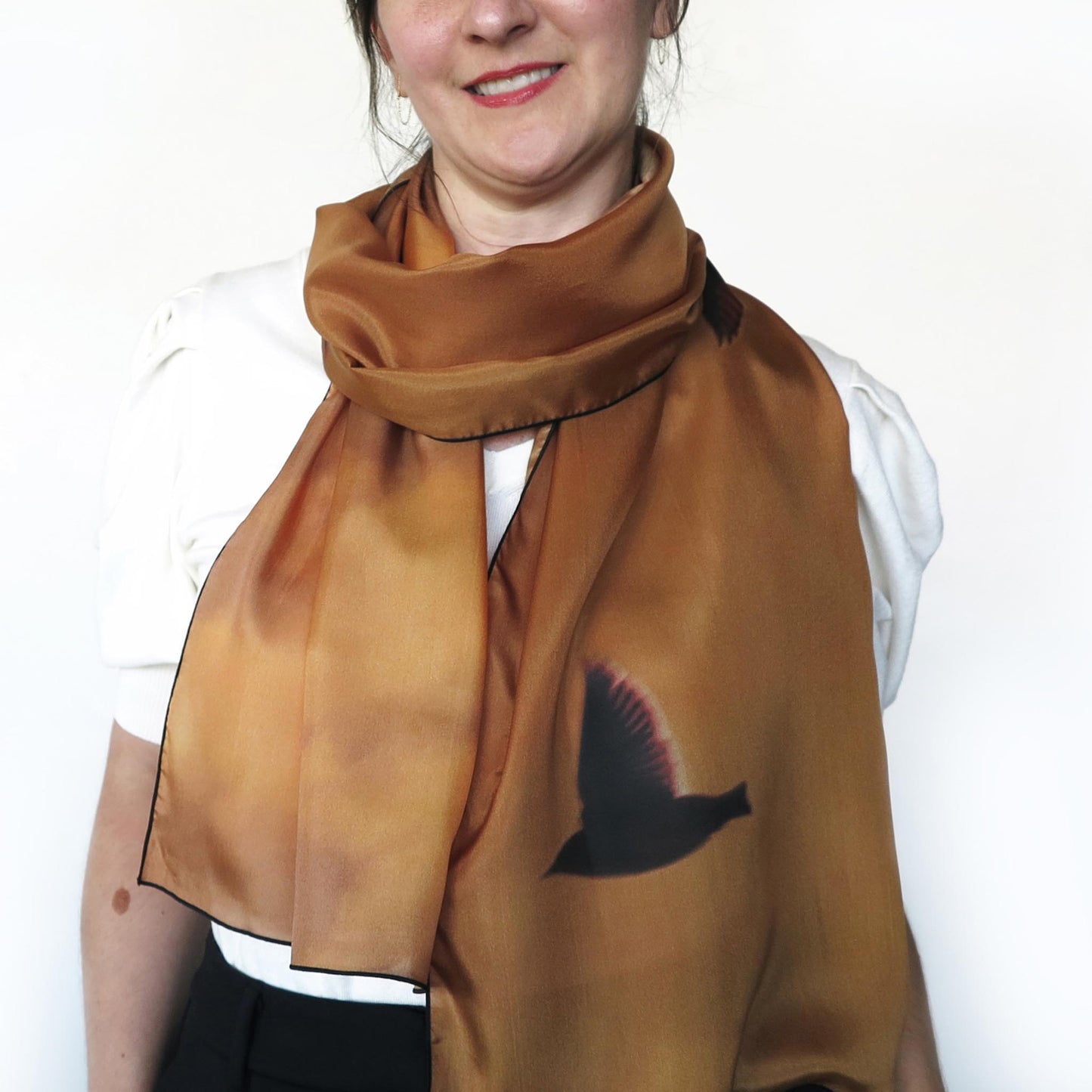 Delinor foulard soie Aera Sienna 16x72in 40x182cm luxury silk scarf how to wear it neck autumn Designed Montreal