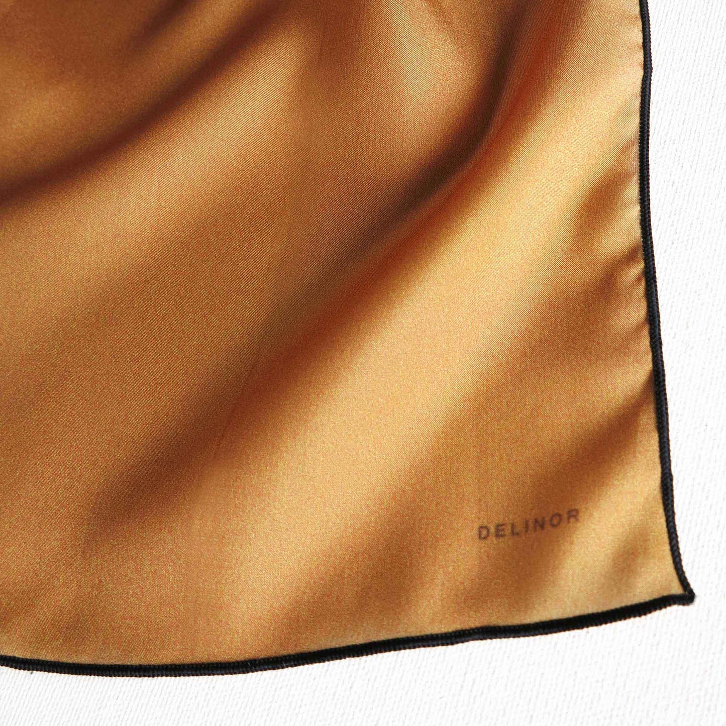 Delinor foulard soie Aera Sienna 16x72in 40x182cm luxury silk scarf logo bordure brodee finition Designed Montreal