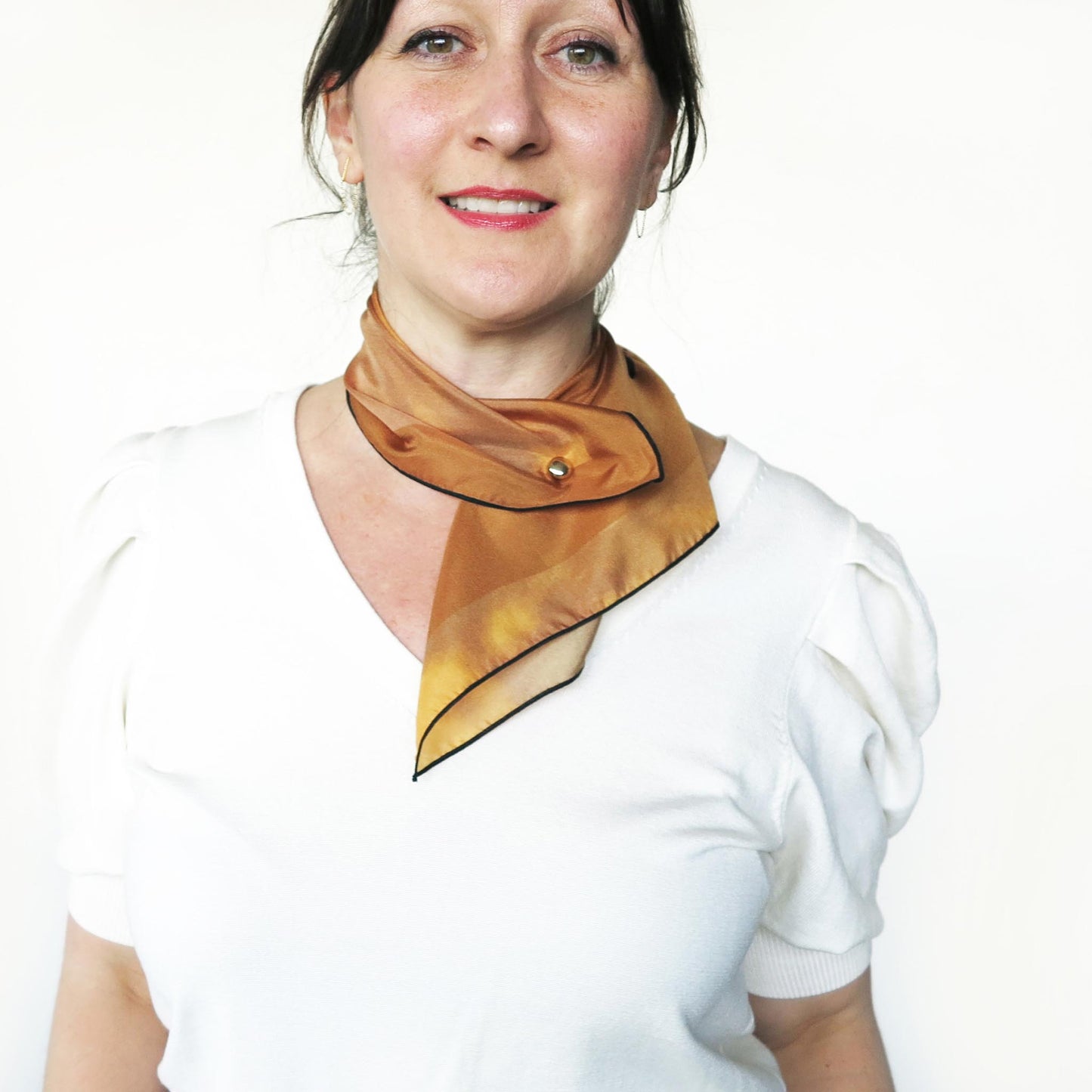 Delinor foulard soie Aera Sienna Petit 16in 40cm luxury silk scarf how to wear it aimant creme brule Montreal