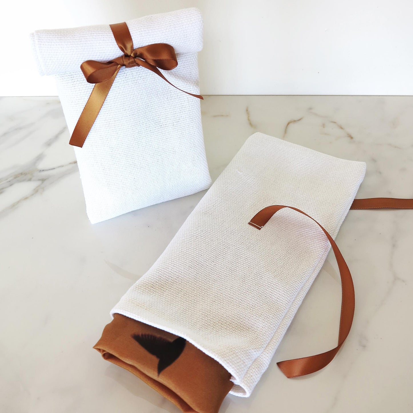 Delinor foulard soie Aera Sienna Petit 16in 40cm luxury silk scarf emballage gift wrap cotton coton Designed Montreal