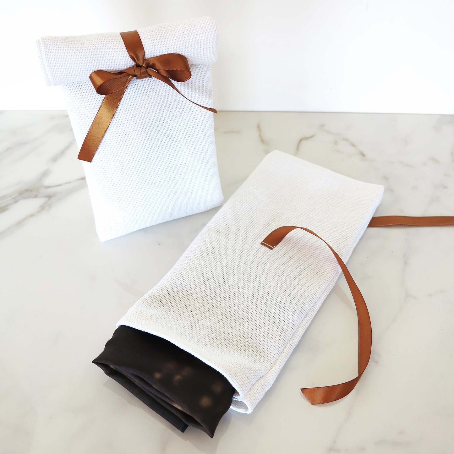 Delinor foulard soie Aera Terranova Petit 16in 40cm silk scarf emballage gift wrap cotton coton white