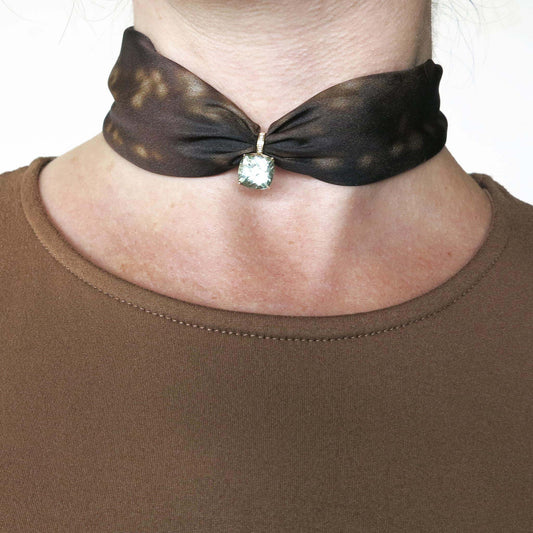 Delinor foulard soie Terranova Petit 16in 40cm silk scarf how to wear it neck jewel choker Designed Montreal
