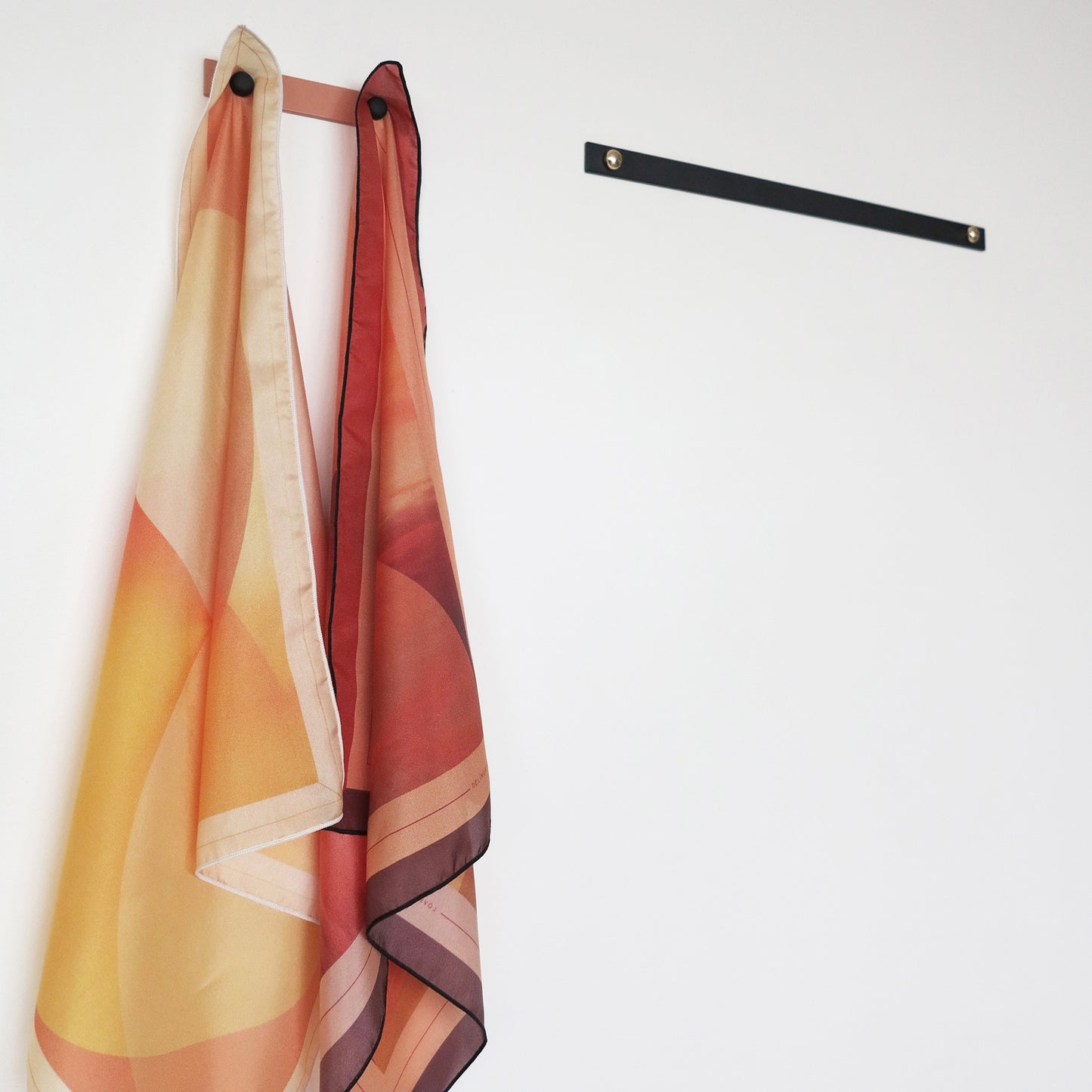 Delinor porte carre noir 15in Linea black metal hanger for mural art insipiration on wall
