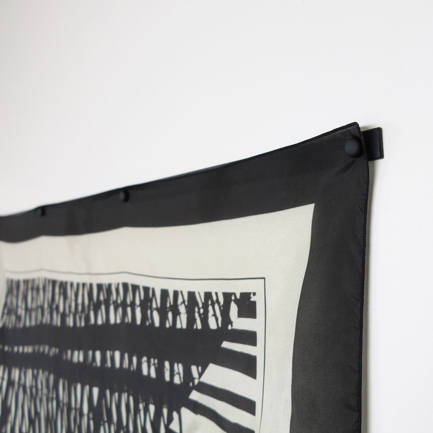 Delinor porte carre noir 35in Linea black metal hanger for mural art Mana silk scarf black magnets