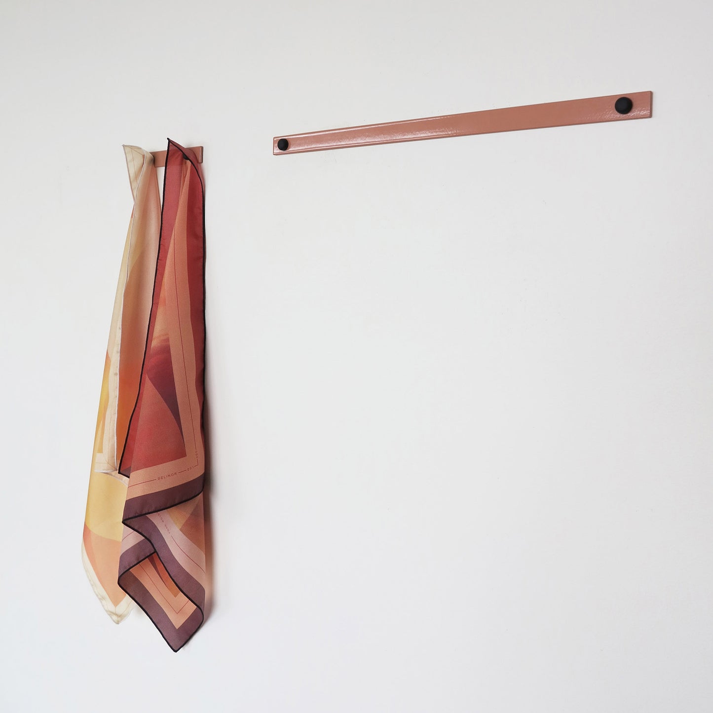 Delinor porte carre et affiche en metal rose 15in Linea pink metal hanger for mural art inspiration