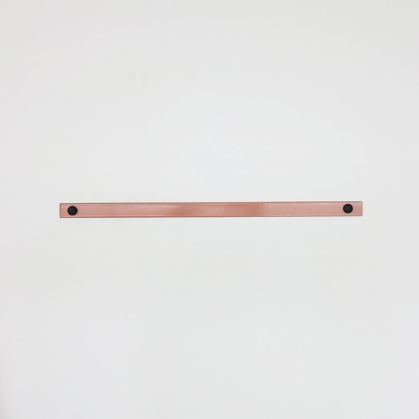 Delinor porte carre rose 15in Linea pink metal hanger for mural art with black magnets