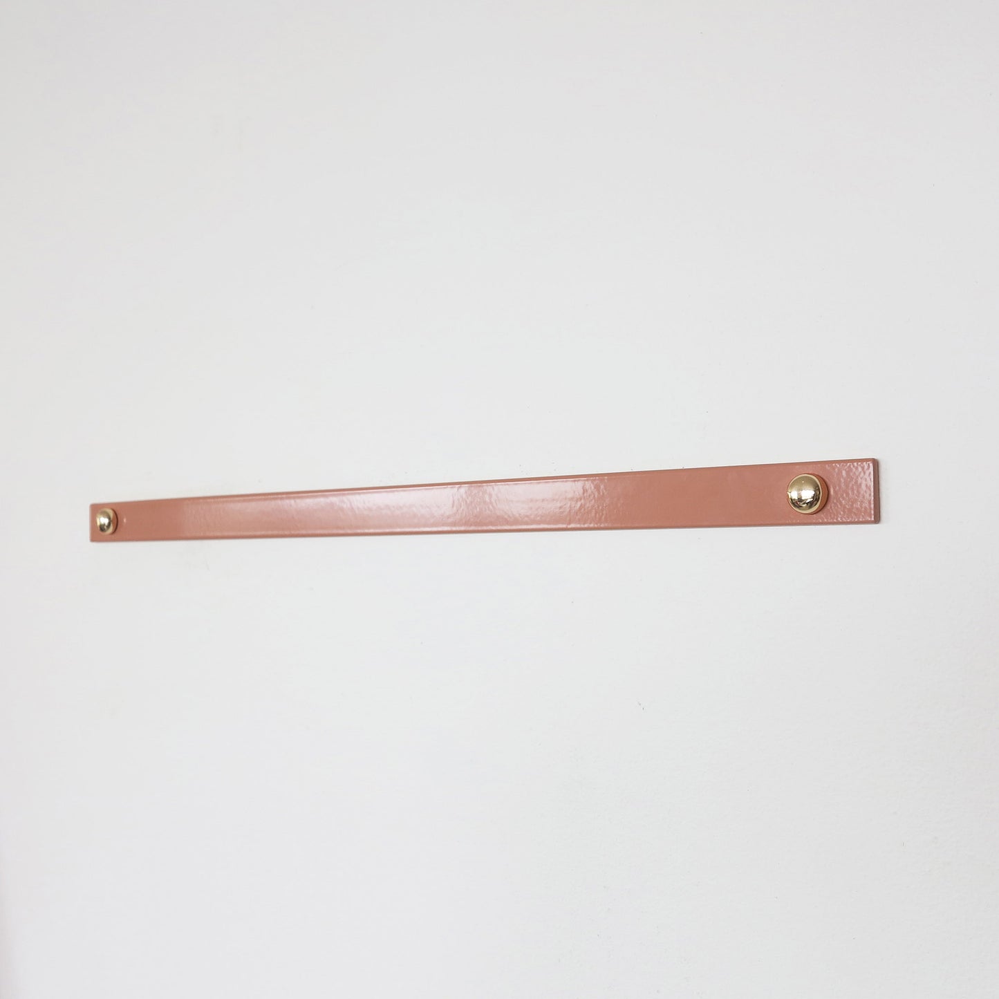 Delinor porte carre et affiche en metal rose 15in Linea pink metal hanger for mural art gold magnet