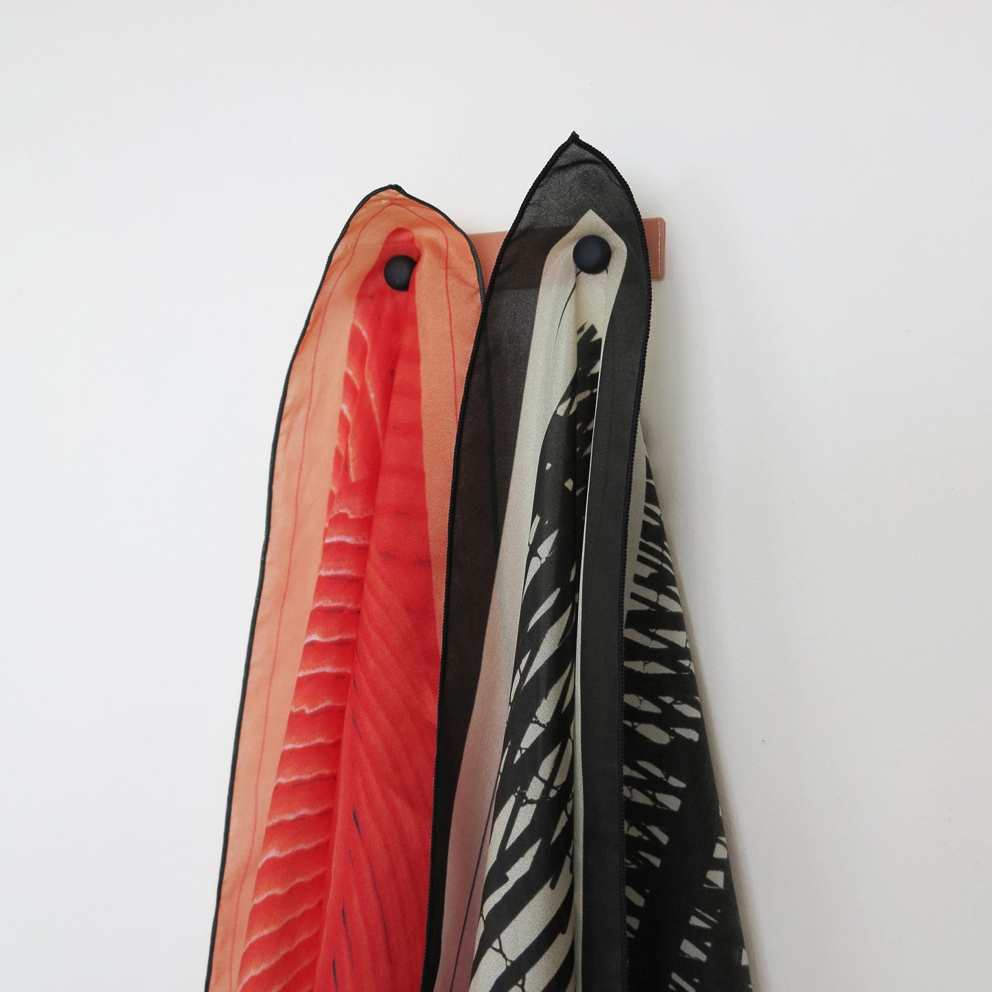 Delinor porte carre et affiche en metal rose 4in Linea pink metal hanger for mural art inspiration3