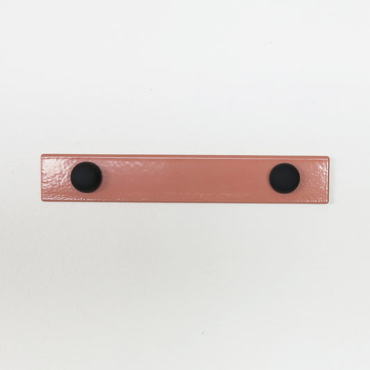 Delinor porte carre et affiche en metal rose 4in Linea pink metal hanger for mural art black magnet