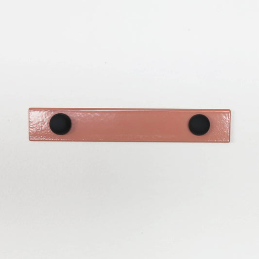 Delinor porte carre et affiche en metal rose 4in Linea pink metal hanger for mural art black magnet