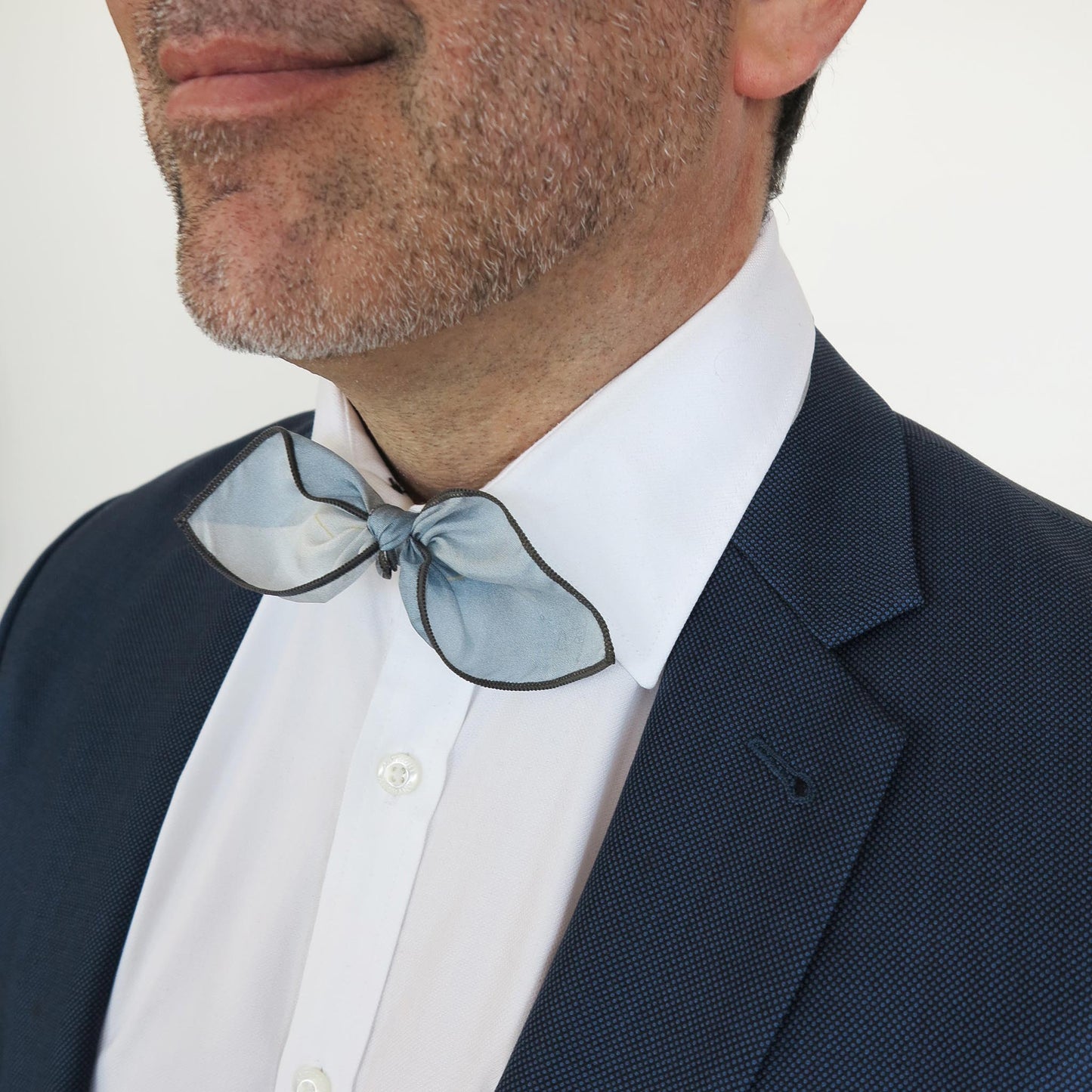 Delinor carre soie Fidem bleu 16x16 luxury blue silk scarf how to wear it man bowtie men