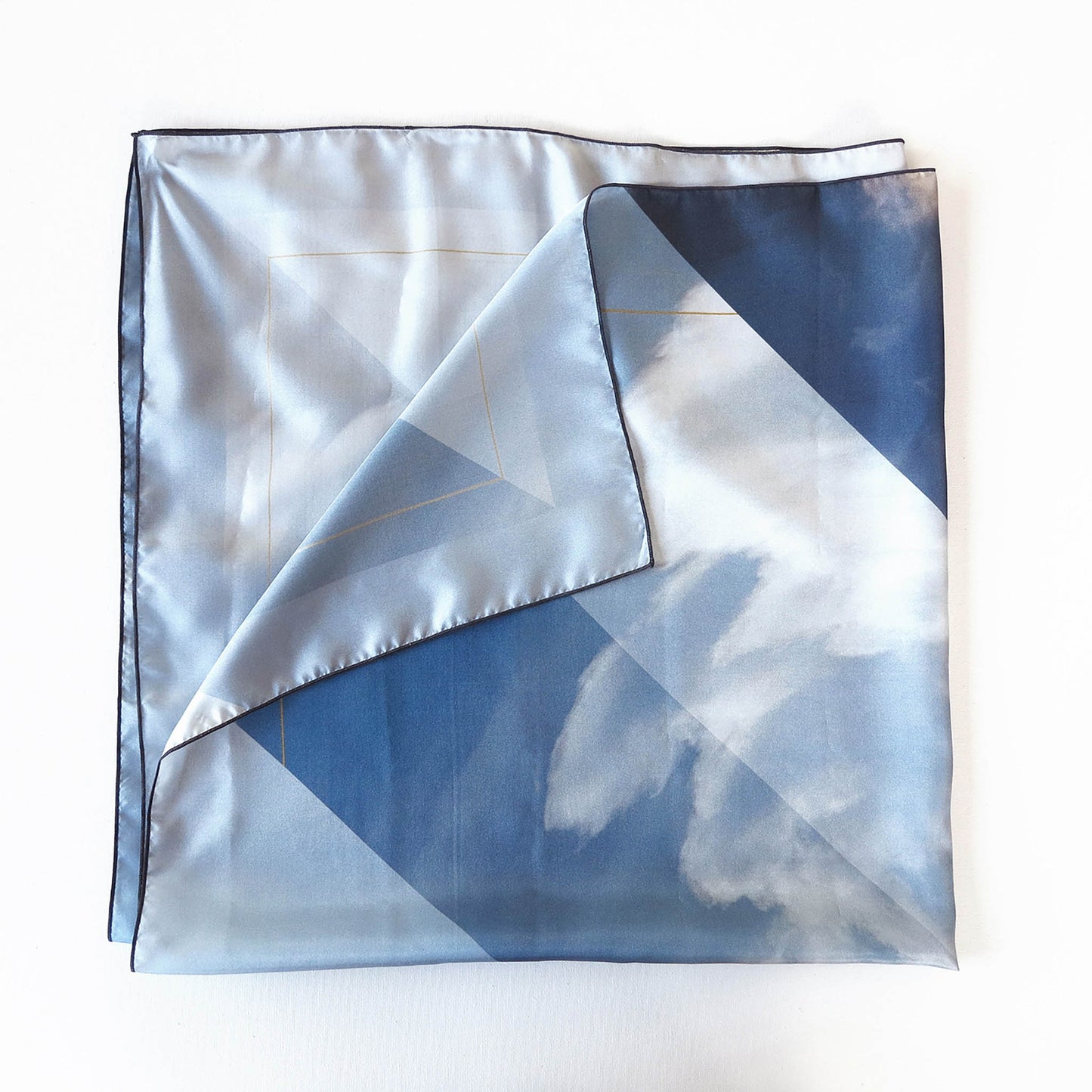 Delinor carre soie Fidem bleu 35in 90cm luxury blue silk scarf folded plie