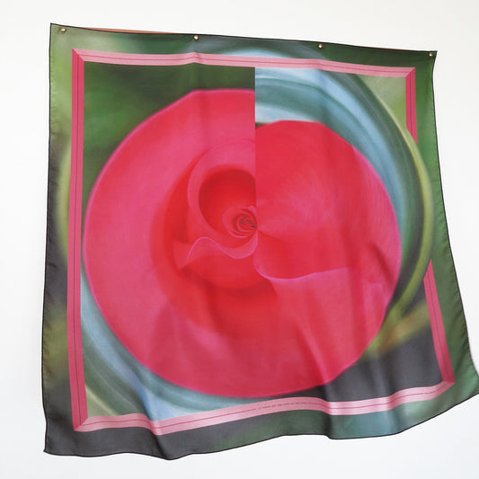 Delinor carre soie Freyja vert bleu 35in 90cm luxury fuchsia green blue silk framed art
