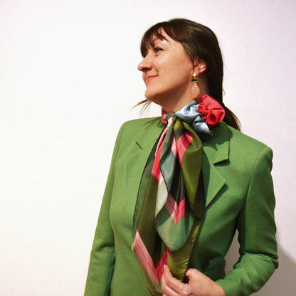 Delinor carre soie Freyja vert bleu 35in 90cm luxury fuchsia green blue silk scarf how to wear neck