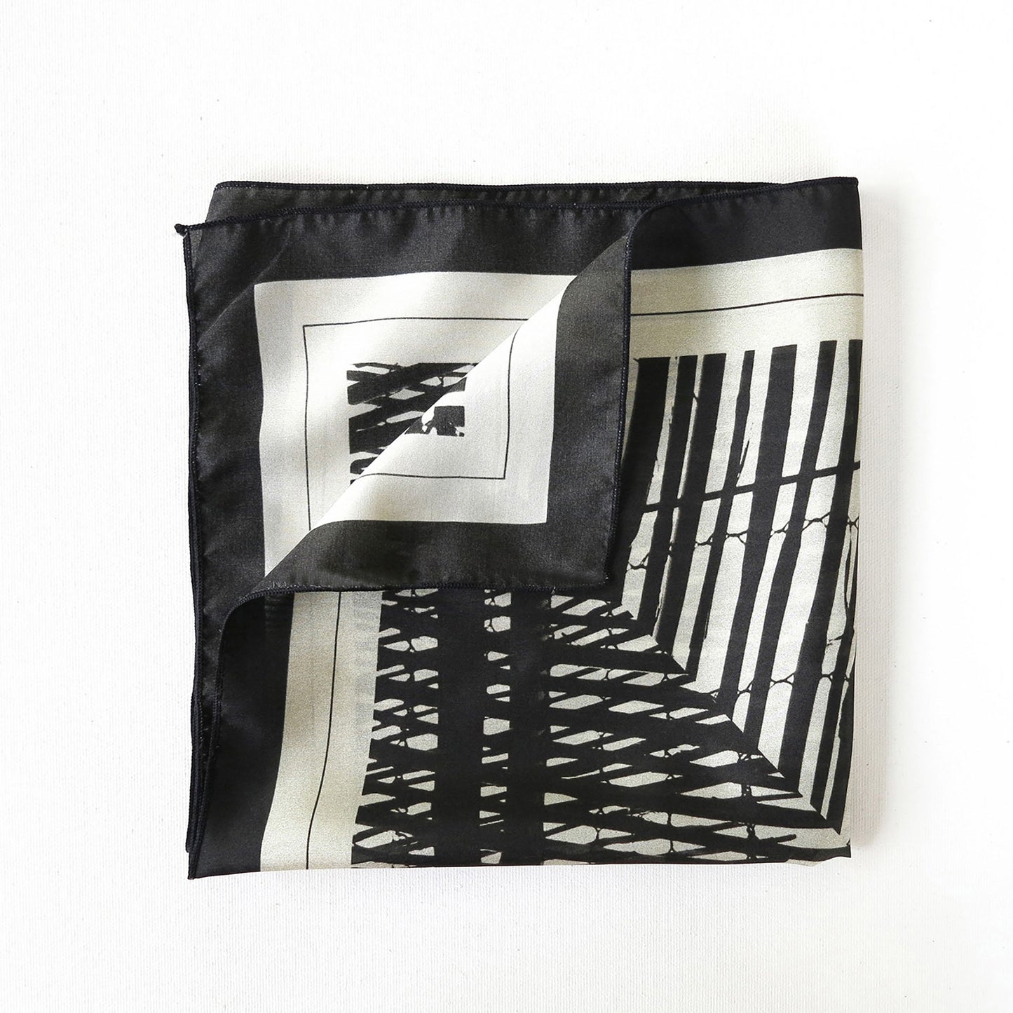 Delinor carre soie Mana noir 16x16 luxury black beige taupe greige silk scarf folded flat plie