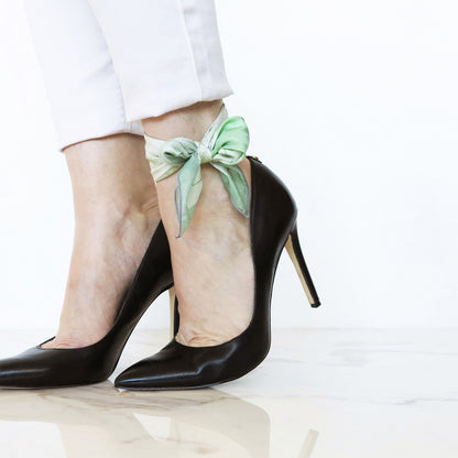Delinor carre soie Odyssea  vert sauge 16x16  luxury mint green custom silk scarf wear on ankle
