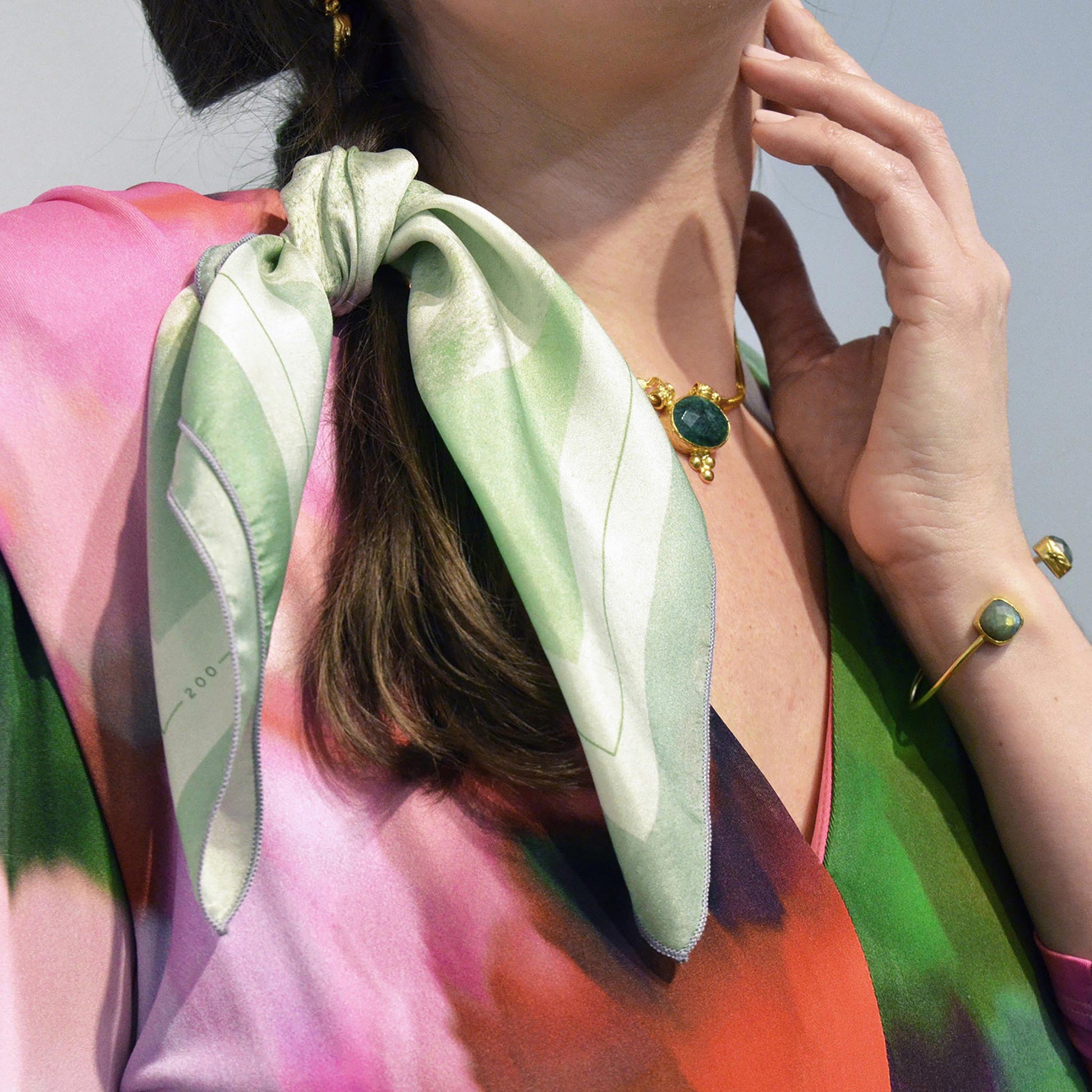 Delinor carre soie Odyssea  vert sauge 16x16  luxury mint green silk scarf how to wear hair women