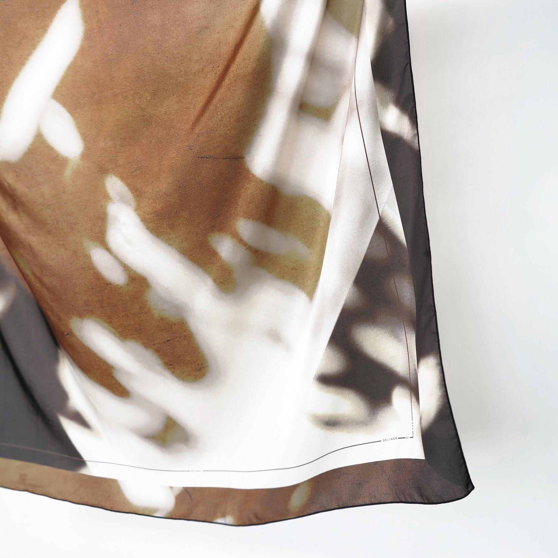 Delinor carre soie Myriad brun numerote 35in 90cm luxury brown mocha white numbered silk scarf 