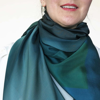 Delinor foulard soie Aera Iridis 50in 127cm luxury silk scarf how to wear it neck green Montreal