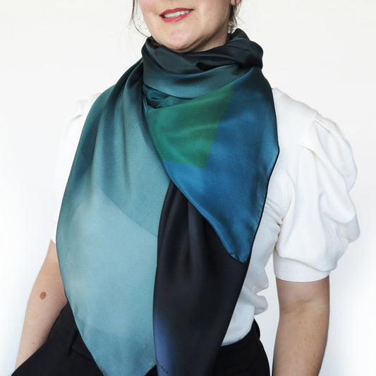 Delinor foulard soie Aera Iridis 50in 127cm luxury silk scarf carre how to wear it neck bleu Montreal