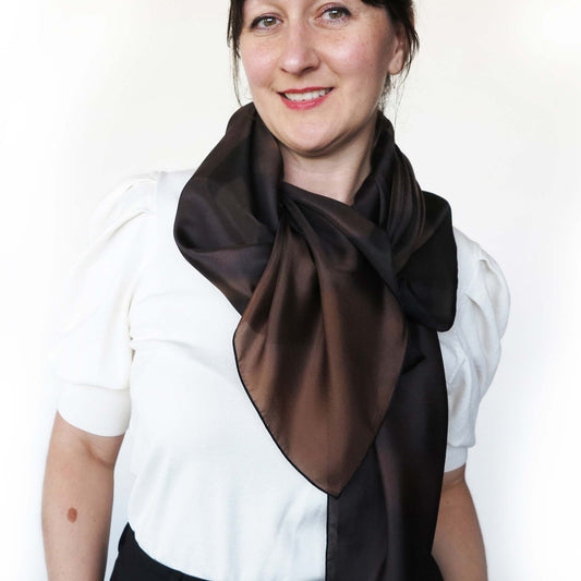 Delinor foulard soie Terranova 50in 127cm luxury silk scarf how to wear it neck brown autumn Designed Montreal