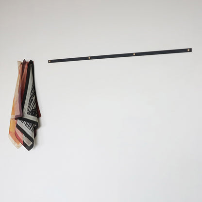 Delinor porte carre noir 35in Linea black metal hanger for mural art showing inspiration idea