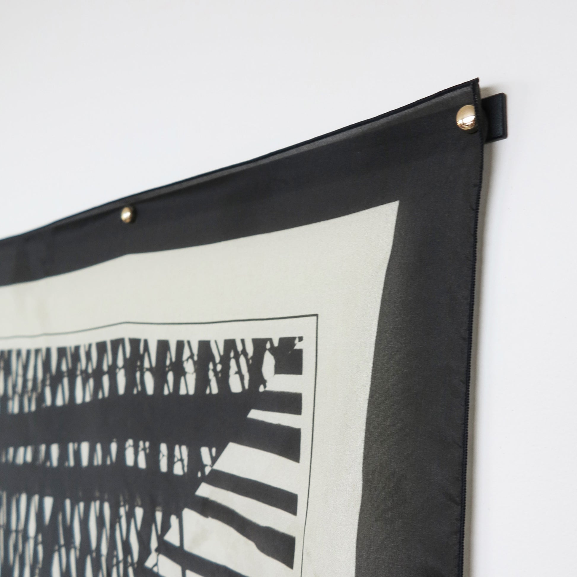 Delinor porte carre noir 35in Linea black metal hanger for mural art showing Mana silk scarf